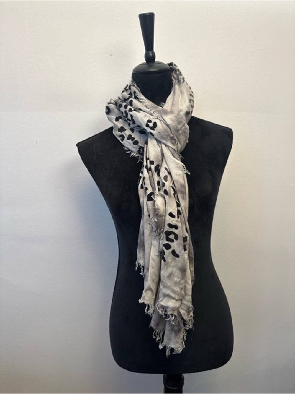 Grey Leopard Print Fashion Scarf